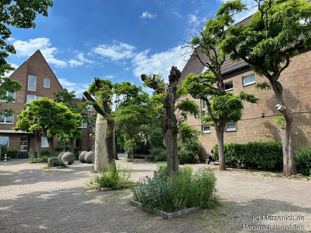 Braunsfeld/ Helle 2,5 Zimmerwohnung mit 2 Balkonen und Tiefgaragenstellplatz